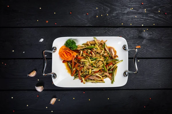 Salată chinezească de carne cu castravete — Fotografie, imagine de stoc