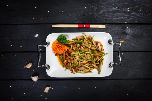 Çin et salata salatalık ile — Stok fotoğraf