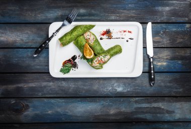 Spinash böreği çatal ile hizmet