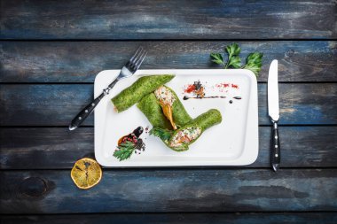 Spinash böreği çatal ile hizmet