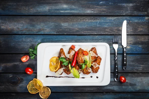 Gebackene Chicken Wings mit Chilisoße auf weißem Teller. — Stockfoto