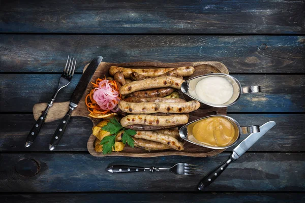 Salchicha ahumada con chucrut y cuñas de patata . — Foto de Stock