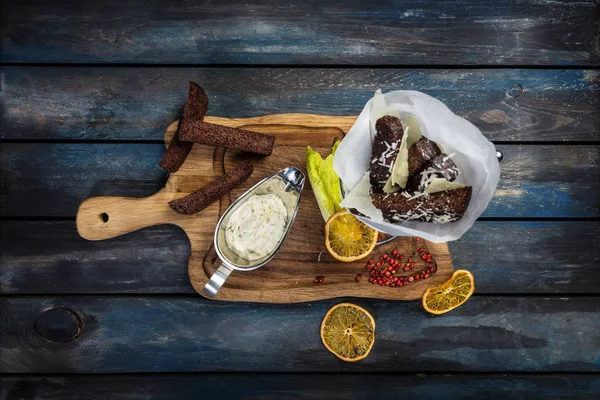 Antipasti fritti crostini dorati di segale e pane di grano sul legno rustico — Foto Stock