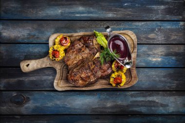 Biftek kızartılmış tibon, masada mısır ve şarap sosu..