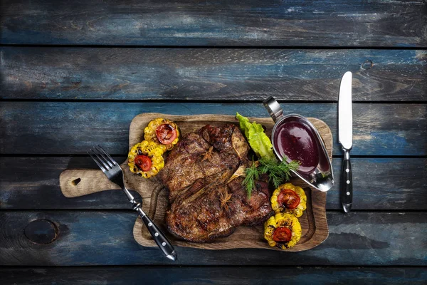 Bife tibon frito com molho de milho e vinho na mesa . — Fotografia de Stock