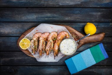 Büyük kırmızı Arjantinli karides veya bilinenlerin beyaz sos ve limon ile.