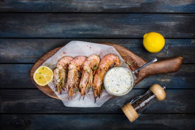 Büyük kırmızı Arjantinli karides veya bilinenlerin beyaz sos ve limon ile.