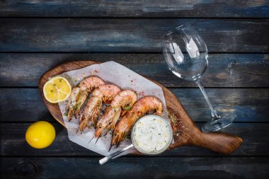Izgara karides veya bilinenlerin beyaz sos ve limon ile.