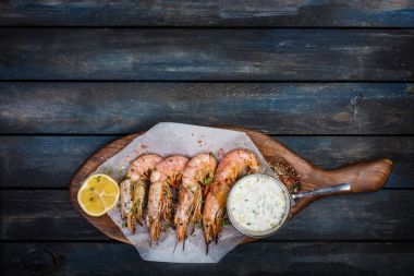 Izgara karides veya bilinenlerin beyaz sos ve limon ile.