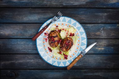 Çatal bıçak takımı ile Türkiye'de pirzola taze berry saucea ve buzdağı salatası ile servis.