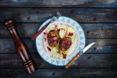 Çatal bıçak takımı ve biber öğütücü ile Türkiye'de pirzola taze berry saucea ve buzdağı salatası ile servis.