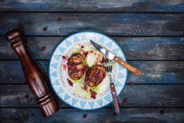 Çatal bıçak takımı ve biber öğütücü ile Türkiye'de pirzola taze berry saucea ve buzdağı salatası ile servis.