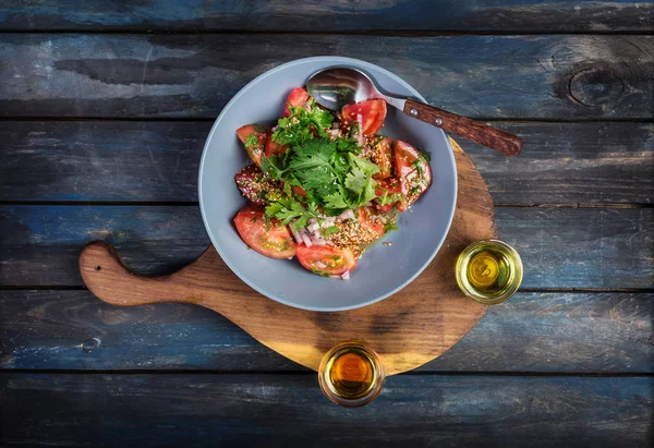 Salata domates soğan maydanoz ve rustik bir tahta üzerinde susam yağıyla iki tür. Üstten Görünüm