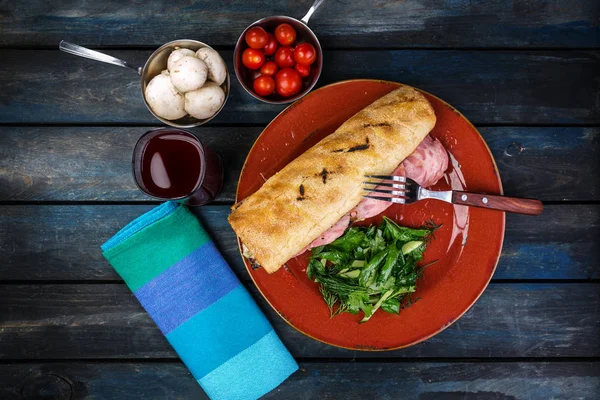 Lezzetli sandviç ham mantar ve seramik plaka üzerinde yeşil salata. Renkli ahşap arka plan. Üstten Görünüm
