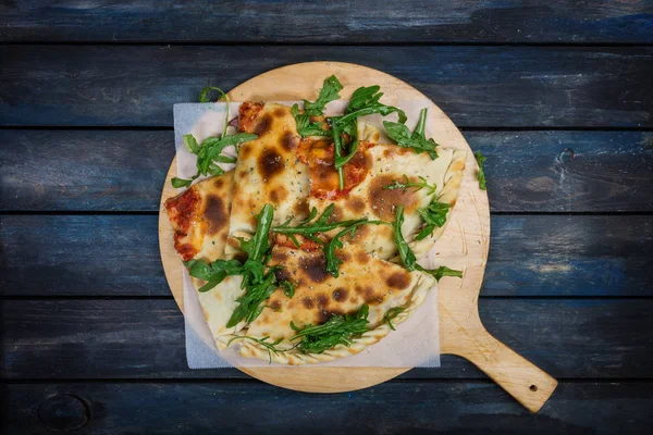 Calzone - Фаршированная пицца с ветчиной, грибами, рукколой и сыром . — стоковое фото