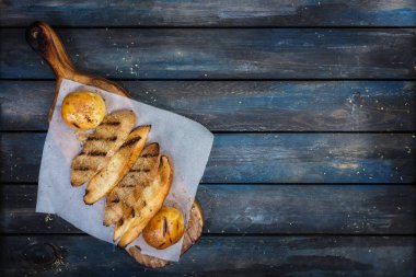 Kesme tahtası üzerinde ızgara tost ekmeği.
