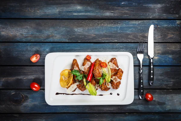 Gebackene Chicken Wings mit Chilisoße auf weißem Teller. — Stockfoto