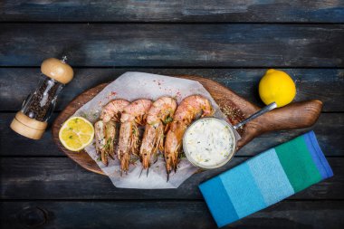 Büyük kırmızı Arjantinli karides veya bilinenlerin beyaz sos ve limon ile.