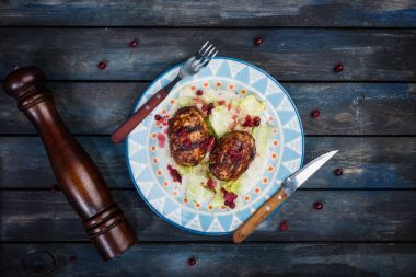 Çatal bıçak takımı ve biber öğütücü ile Türkiye'de pirzola taze berry saucea ve buzdağı salatası ile servis.