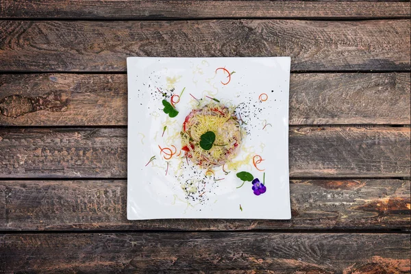 sığır dili, sebze, mantar ve peynir beyaz bir tabak üzerinde mayonez salatası.