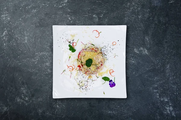 sığır dili, sebze, mantar ve peynir beyaz bir tabak üzerinde mayonez salatası.