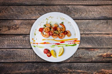 Limon ve domates ızgara karides.