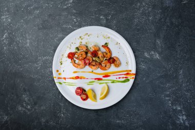 Limon ve domates ızgara karides.