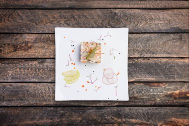 Dana beyaz tabakta ile Rus salatası