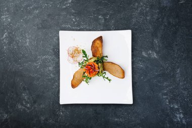 Meze kabak ve kırmızı havyar ile tuzlanmış somon.