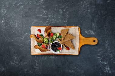 Kruton ile hizmet Erik soslu tavuk pate. Üstten Görünüm