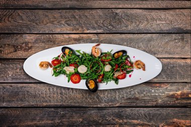 Lime soslu deniz mahsulleri salatası.