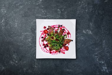 Kaz ciğeri salata vahşi berry sos ile.