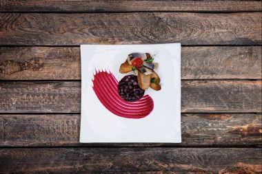 Tuzlanmış ringa balığı ile pancar salatası.