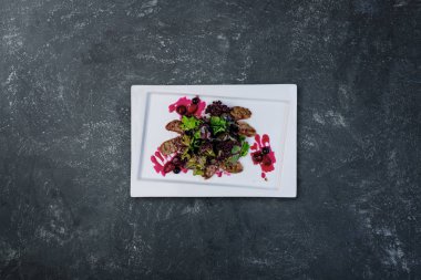 Kızılcık soslu ördek salatası