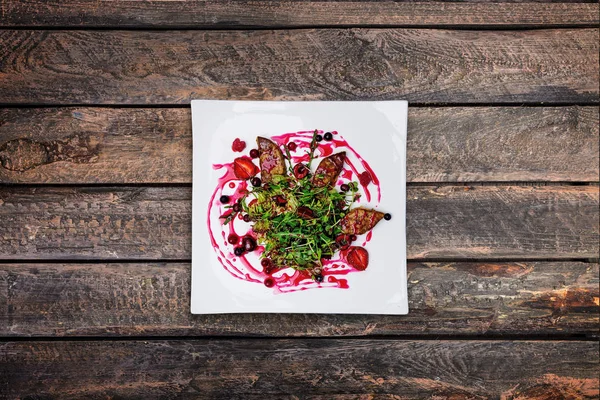 Салат з фуа-гра з диким ягідним соусом . — стокове фото