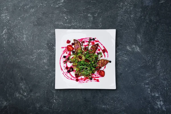 Kaz ciğeri salata vahşi berry sos ile.
