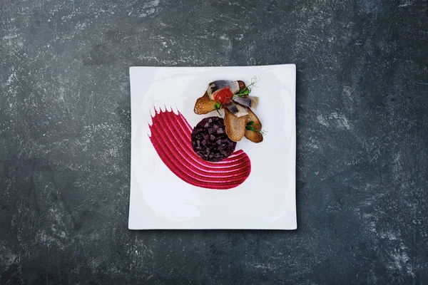 Tuzlanmış ringa balığı ile pancar salatası.