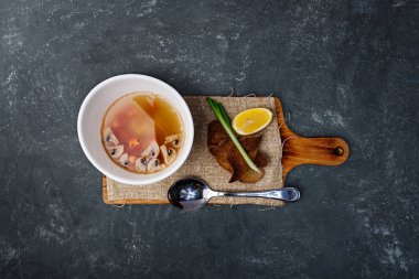 Seramik kase mantar çorbası.