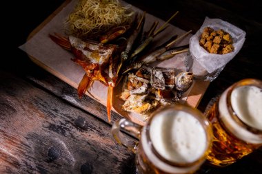 Çeşitli bira aperatifler bira bardağı ile