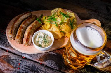 Çeşitli bira aperatifler bira bardağı ile