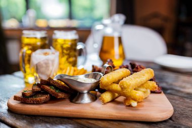 Çeşitli bira aperatifler bira bardağı ile