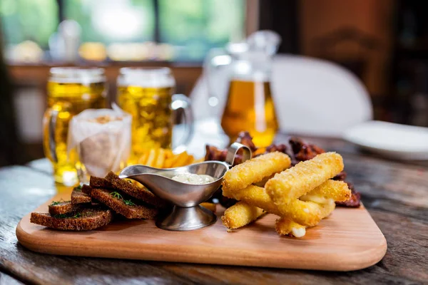 Çeşitli bira aperatifler bira bardağı ile — Stok fotoğraf