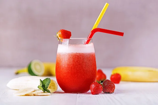 Taze karışık meyve smoothies çilek ve muz ile yapılan.