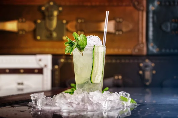 Délicieuse eau rafraîchissante avec concombre en verre et glace . — Photo