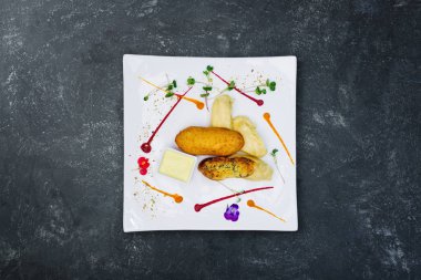 Tavuk Kiev beyaz bir tabak patates püresi ile.