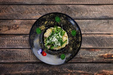 Fettuccine tavuk ve mantar ile.