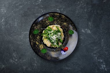 Fettuccine tavuk ve mantar ile.