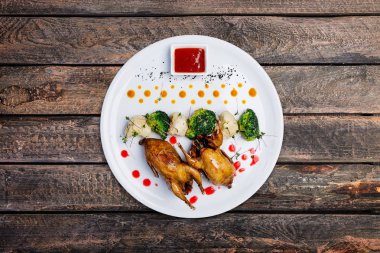 Bıldırcınlar et ızgara.