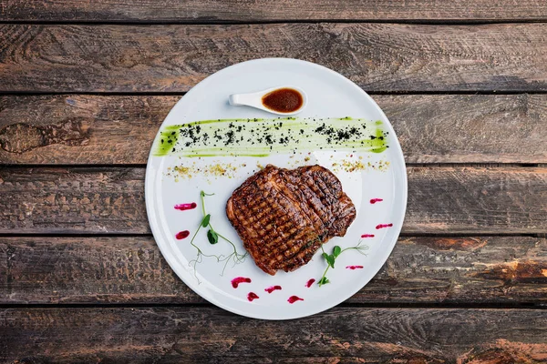 白い皿の上のグリル ステーキ. — ストック写真