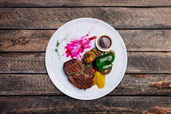 Стейк з яловичини на білій тарілці з овочами на грилі . — стокове фото
